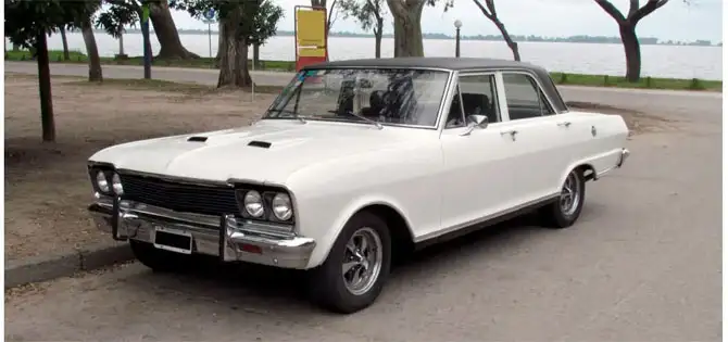 Weißer Oldtimer – beispielhaftes Ankaufsfahrzeug in Bitburg