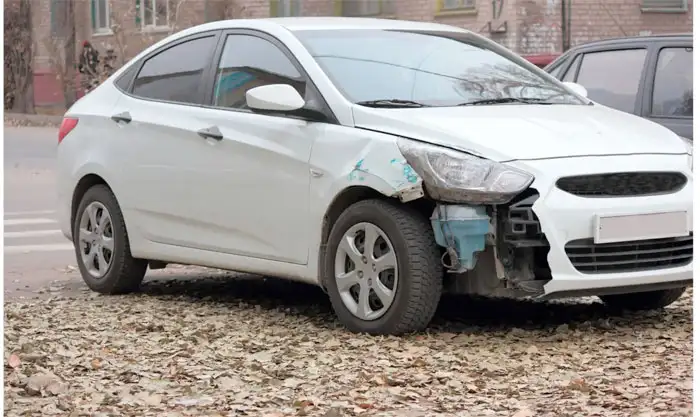 Weiße Limousine mit Motorschaden in Bitburg